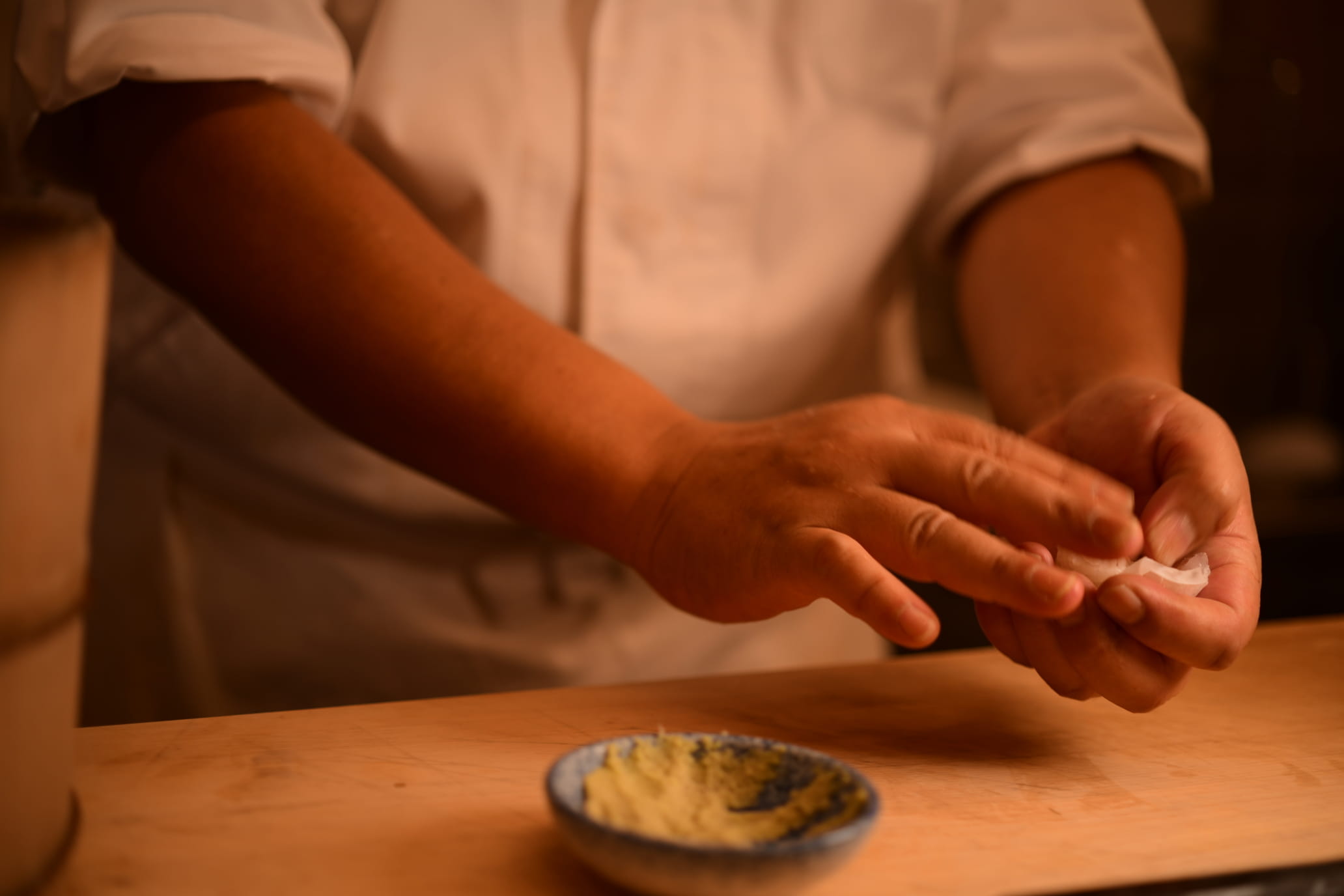 お寿司を握っている風景