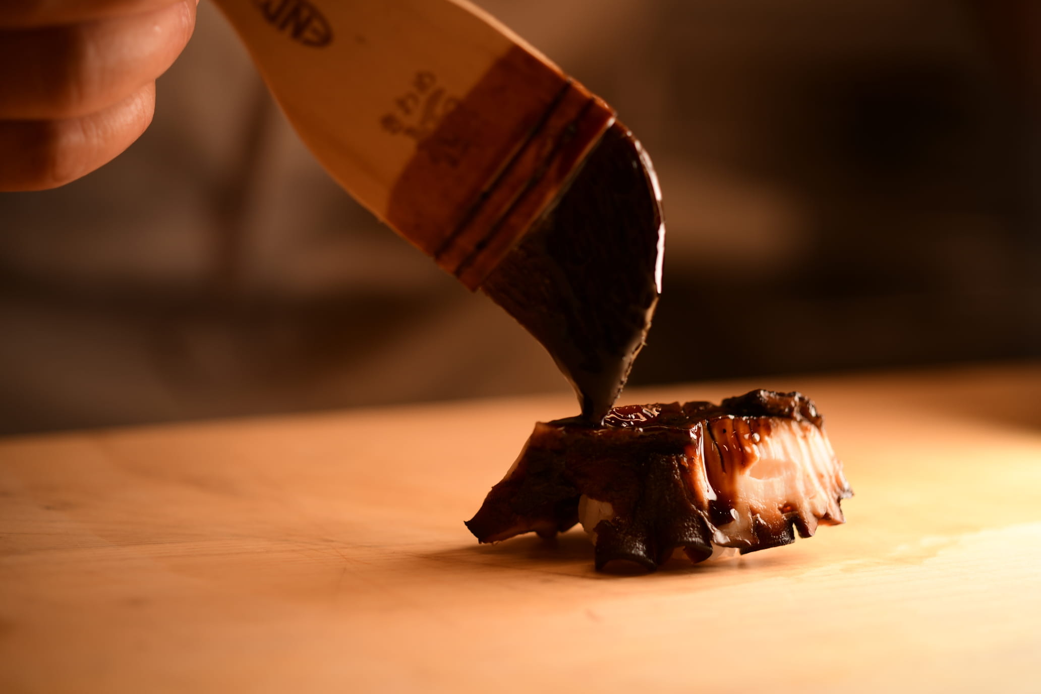 お寿司に醤油をつけている風景