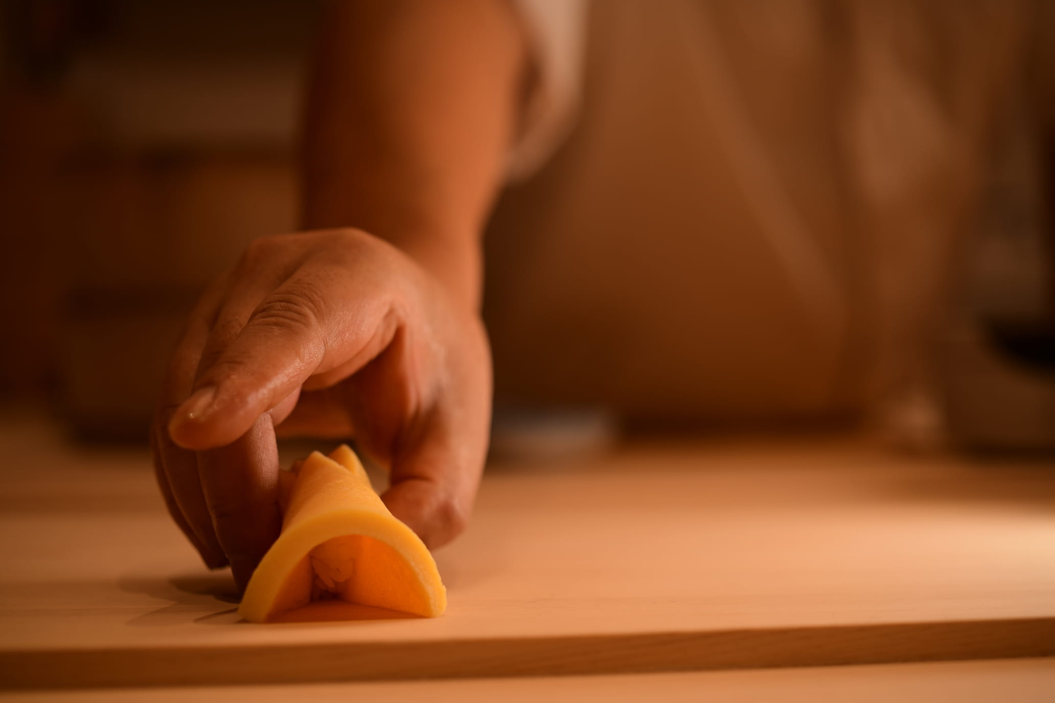 お寿司を握っている風景
